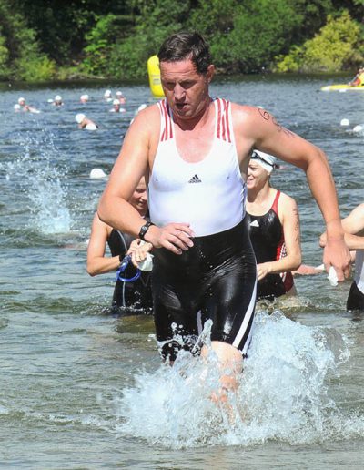 Michael Schwelnus nach dem Schwimmen beim Triathlon-Cup Braunschweiger Land 2010