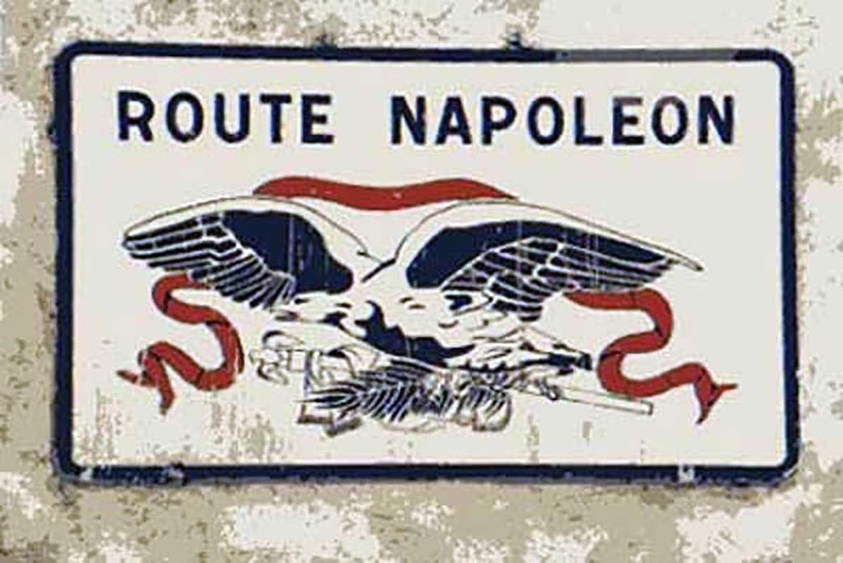 Die Route Napoléon ist durch Schilder mit kaiserlichen Adlern markiert